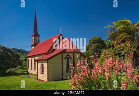 Chiesa di San Josephs, pianta di ninfee rosa, canyon della zona del fiume Whanganui, villaggio di Gerusalemme, regione di Manawatu-Wanganui, Isola del Nord, Nuova Zelanda Foto Stock
