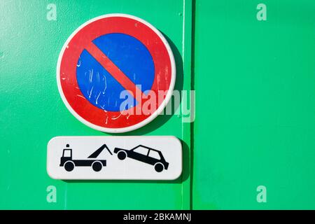 Nessun cartello di parcheggio e traino Foto Stock