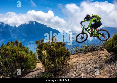 Escursioni in mountain biker Jérôme Clementz professioniste vicino al Cirque de Mafate sull'Isola di Reunion nell'Oceano Indiano. Foto Stock