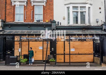 Londra, Regno Unito. 3 maggio 2020. Alcuni ristoranti/bar nelle vicinanze sono saliti a bordo - Clapham Common è generalmente tranquillo di nuovo perché è più fresco. Il blocco continua per l'epidemia di Coronavirus (Covid 19) a Londra. Credit: Guy Bell/Alamy Live News Foto Stock