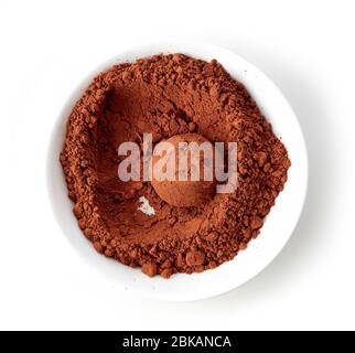 tartufo di cioccolato ricoperto di polvere di cacao in ciotola bianca, vista dall'alto Foto Stock