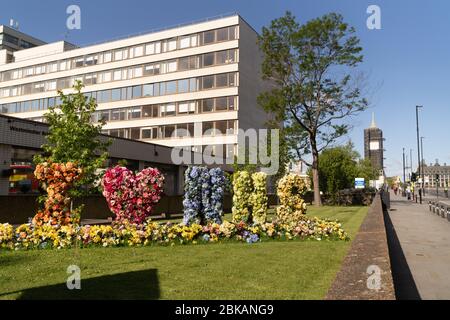 Segno floreale i cuore amore NHS al St Thomas Hospital, Westminster, Londra Foto Stock