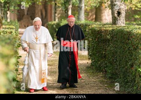 VINCENT PRICE e ANTHONY HOPKINS nei DUE PAPI (2019), diretto da FERNANDO MEIRELLES. Credito: NETFLIX / Album Foto Stock