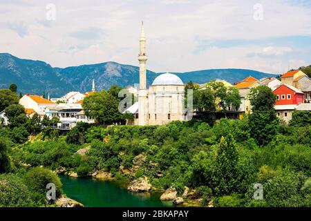 Alba sulla città vecchia di Mostar e sul fiume Neretva, Bosnia ed Erzegovina. Foto Stock