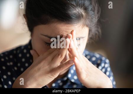 Testa colpo depresso giovane donna indiana sensazione di esausto. Foto Stock