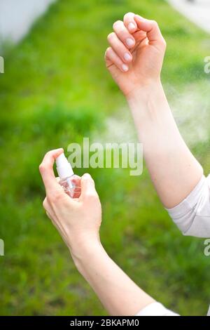 spray da punture di zanzara. Repellente per insetti. Foto Stock
