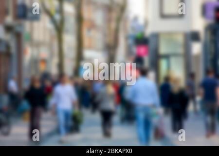 Immagine sfocata di una folla irriconoscibile di persone che acquistano nella strada della città Foto Stock