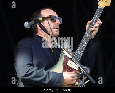 CHELMSFORD, INGHILTERRA - 17 AGOSTO: Elvis Costello si esibisce sul V palco al V2002, Fun in the Hylands Park Festival il 17 agosto 2002 a Chelmsfor Foto Stock