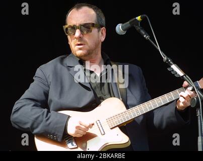 CHELMSFORD, INGHILTERRA - 17 AGOSTO: Elvis Costello si esibisce sul V palco al V2002, Fun in the Hylands Park Festival il 17 agosto 2002 a Chelmsfor Foto Stock