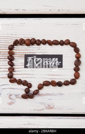 Bolla di parlato fatta da chicchi di caffè con il messaggio di caffè di i love. Foto Stock