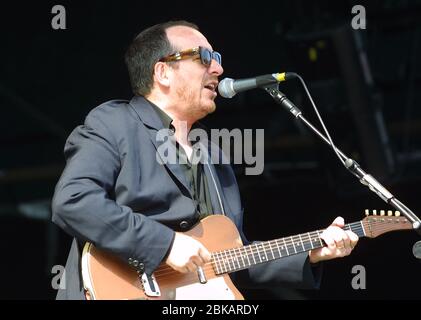 CHELMSFORD, INGHILTERRA - 17 AGOSTO: Elvis Costello si esibisce sul V palco al V2002, Fun in the Hylands Park Festival il 17 agosto 2002 a Chelmsfor Foto Stock