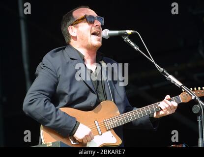 CHELMSFORD, INGHILTERRA - 17 AGOSTO: Elvis Costello si esibisce sul V palco al V2002, Fun in the Hylands Park Festival il 17 agosto 2002 a Chelmsfor Foto Stock