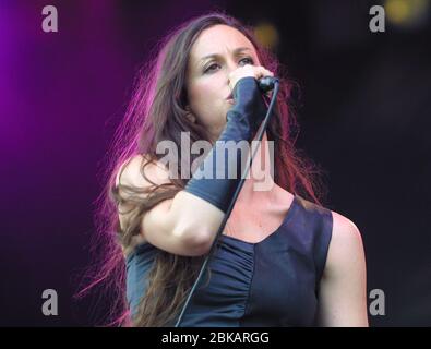 CHELMSFORD, INGHILTERRA - 17 AGOSTO: Alanis Morissette si esibisce sul V palco al V2002, Fun in the Hylands Park Festival il 17 agosto 2002 a Chelms Foto Stock