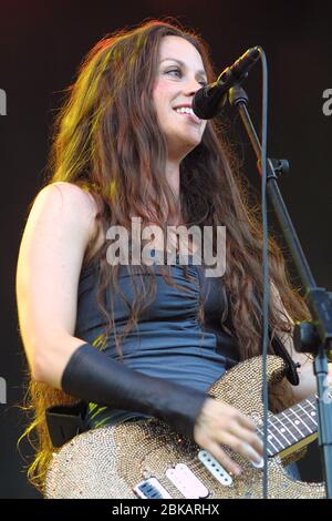 CHELMSFORD, INGHILTERRA - 17 AGOSTO: Alanis Morissette si esibisce sul V palco al V2002, Fun in the Hylands Park Festival il 17 agosto 2002 a Chelms Foto Stock