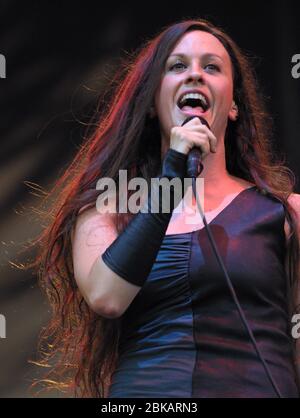 CHELMSFORD, INGHILTERRA - 17 AGOSTO: Alanis Morissette si esibisce sul V palco al V2002, Fun in the Hylands Park Festival il 17 agosto 2002 a Chelms Foto Stock