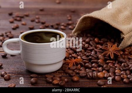 Tazza di caffè caldo e caffè con anice. Foto Stock