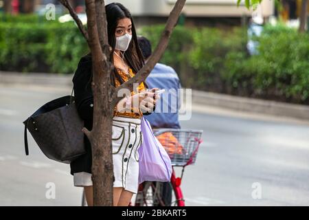 Lavoratori d'ufficio thailandesi che indossano maschere facciali durante la pandemia Covid 19, Bangkok, Thailandia Foto Stock