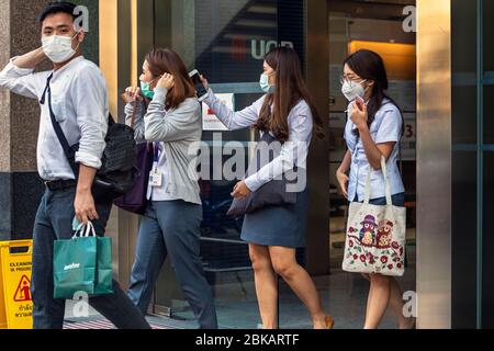 Lavoratori d'ufficio thailandesi che indossano maschere facciali durante la pandemia Covid 19, Bangkok, Thailandia Foto Stock