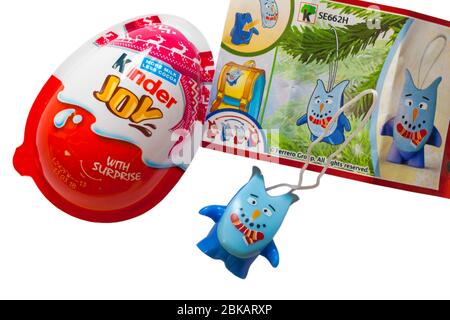 Kinder Joy Egg con sorpresa aperto per mostrare i contenuti del giocattolo rimossi dall'interno su sfondo bianco Foto Stock