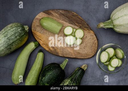 Zucchine biologiche e fresche. Le zucchine sono affettato in un recipiente. Foto Stock