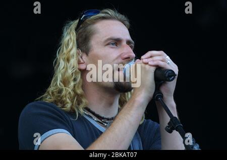 CHELMSFORD, INGHILTERRA - AGOSTO 17: Chad Kroeger, cantante del gruppo rock Nickelback, si esibisce al V2002, Fun in the Hylands Park Festival il prossimo Agosto Foto Stock