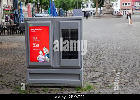 Display digitale per pubblicità e modulo solare su armadio elettrico ad Alter Markt, Colonia, Germania. Digitales Display fuer Werbung und Solarmodul Foto Stock