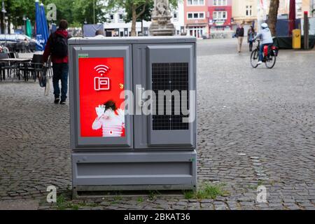 Display digitale per pubblicità e modulo solare su armadio elettrico ad Alter Markt, Colonia, Germania. Digitales Display fuer Werbung und Solarmodul Foto Stock