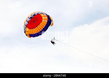 Parasailing - Sport acquatici a Bali, Indonesia Foto Stock