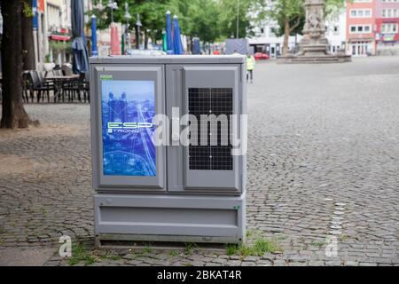 Display digitale per pubblicità e modulo solare su armadio elettrico ad Alter Markt, Colonia, Germania. Digitales Display fuer Werbung und Solarmodul Foto Stock