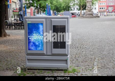 Display digitale per pubblicità e modulo solare su armadio elettrico ad Alter Markt, Colonia, Germania. Digitales Display fuer Werbung und Solarmodul Foto Stock