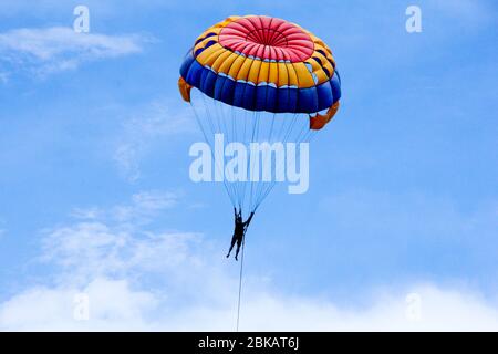 Parasailing - Sport acquatici a Bali, Indonesia Foto Stock