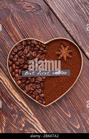 Cuore decorativo del caffè creato da chicchi e polvere. Foto Stock