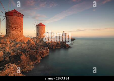 Una lunga esposizione fotografia della Fortezza di San Nicola e mulini a vento in Rhodes Town sulla storica isola greca Foto Stock