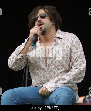 CHELMSFORD, INGHILTERRA - 18 AGOSTO: Adam Duritz dei Cotting Crows si esibisce, al V2002, Fun in the Hylands Park Festival il 18 agosto 2002 a Chel Foto Stock