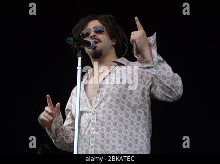 CHELMSFORD, INGHILTERRA - 18 AGOSTO: Adam Duritz dei Cotting Crows si esibisce, al V2002, Fun in the Hylands Park Festival il 18 agosto 2002 a Chel Foto Stock