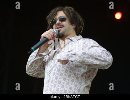 CHELMSFORD, INGHILTERRA - 18 AGOSTO: Adam Duritz dei Cotting Crows si esibisce, al V2002, Fun in the Hylands Park Festival il 18 agosto 2002 a Chel Foto Stock