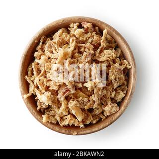 ciotola di legno di scaglie di cipolla alla griglia essiccata isolata su sfondo bianco, vista dall'alto Foto Stock