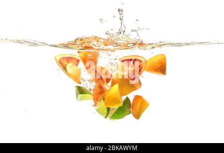 vari pezzi di agrumi in acqua Foto Stock
