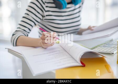 Donna in una camicia a righe che lavora con carte Foto Stock