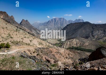 Vista panoramica su Wadi Bani Awf dalla strada che attraversa la catena montuosa di Hajar tra al Awabi e al Hamra Foto Stock