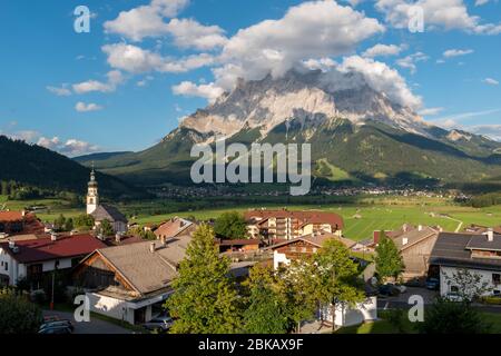 Vista sulla famosa montagna Zugspitze in serata con il bel sole nella valle Foto Stock