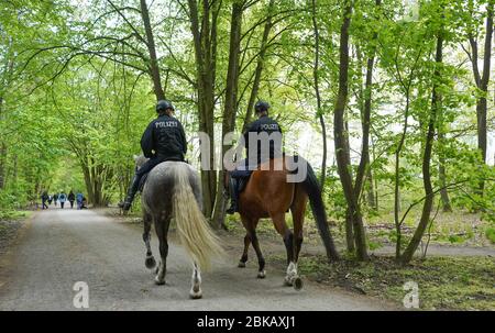 Berlino, Germania. 3 maggio 2020. Due poliziotti cavalcano a cavallo attraverso Grunewald e controllano che le regole della distanza siano rispettate. Credit: Jörg Carstensen/dpa/Alamy Live News Foto Stock