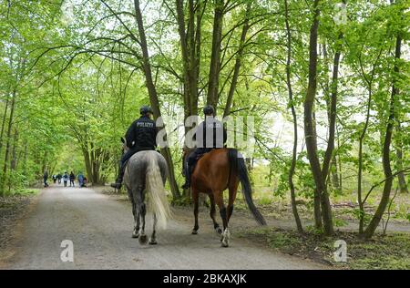 Berlino, Germania. 3 maggio 2020. Due poliziotti cavalcano a cavallo attraverso Grunewald e controllano che le regole della distanza siano rispettate. Credit: Jörg Carstensen/dpa/Alamy Live News Foto Stock