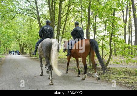 Berlino, Germania. 3 maggio 2020. Due poliziotti cavalcano a cavallo attraverso Grunewald e controllano che le regole della distanza siano rispettate. Credit: Jörg Carstensen/dpa/Alamy Live News Foto Stock