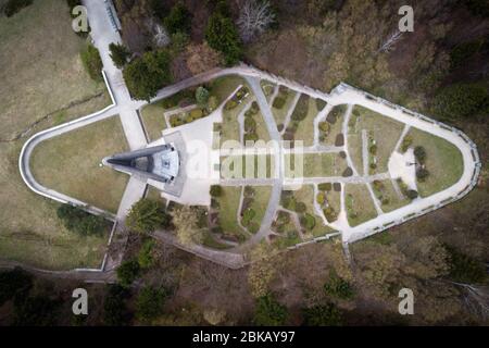 Veduta aerea del Monumento al cimitero commemorativo dei soldati cecoslovacchi al Passo del Monte Dukla, Slovacchia Foto Stock