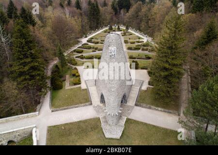 Veduta aerea del Monumento al cimitero commemorativo dei soldati cecoslovacchi al Passo del Monte Dukla, Slovacchia Foto Stock