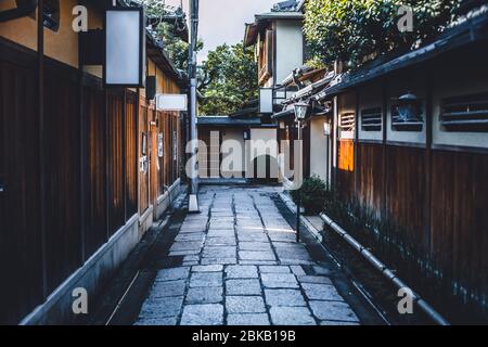 Giapponese a piedi nella città di Gion vecchio tradizionale quartiere di casa in legno vicolo tranquillo luogo di viaggio a Kyoto Giappone. Foto Stock