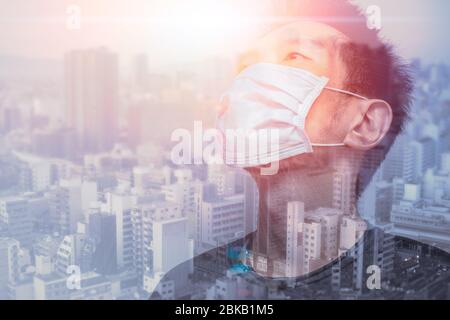 Sano asiatico bello uomo indossando maschera facciale sovrapposizione città metro sfondo per prevenire virus inquinamento atmosferico concetto Foto Stock