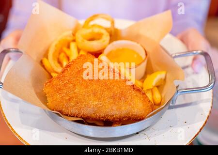 Delizioso pesce croccante e patatine fritte con salsa di salsa grassa menu di cibo occidentale Foto Stock