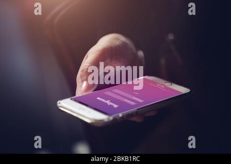 Closeup persone che utilizzano l'app Instagram nella schermata di accesso smartphone, illustrazione sul display del telefono., Bangkok, marzo 2020. Foto Stock